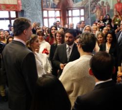 Don Felipe y Doña Letizia durante el encuentro con los promotores, empresarios y beneficiarios del proyecto de Barrios por el Empleo