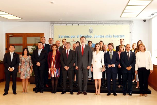 Fotografía de grupo de Sus Majestades los Reyes con los promotores del proyecto