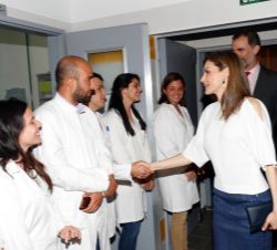 Su Majestad la Reina recibe el saludo del personal durante el recorrido por las instalaciones del Instituto Universitario de Enfermedades Tropicales