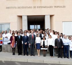 Sus Majestades los Reyes junto a los investigadores del Instituto Universitario de Enfermedades Tropicales