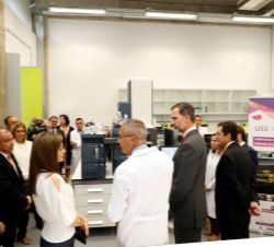 Sus Majestades los Reyes durante la visita a los laboratorios del Servicio General de Apoyo a la Investigación de la Universidad de La Laguna 