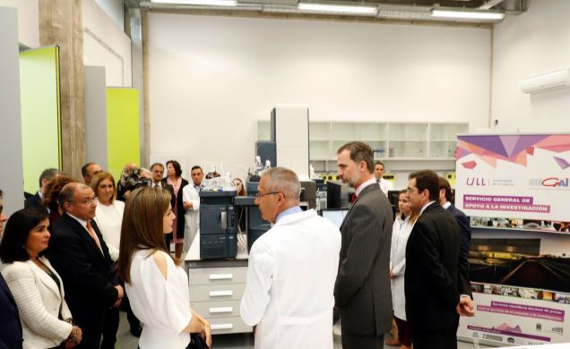 Sus Majestades los Reyes durante la visita a los laboratorios del Servicio General de Apoyo a la Investigación de la Universidad de La Laguna 