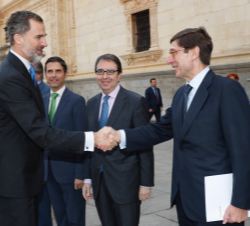 Su Majestad el Rey recibe el saludo del presidente del Consejo Asesor del Instituto Universitario de Investigación Benjamin Franklin de la Universidad