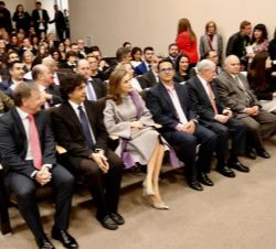 Su Majestad la Reina en el Aula Magna, donde ocupa su lugar en la primera fila de asientos