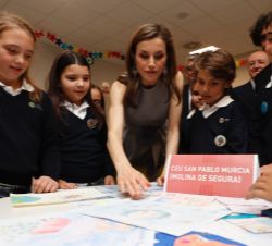 Doña Letizia con alumnos del CEU San Pablo Murcia de Molina de Segura de Murcia