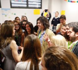 Doña Letizia durante la visita conversa con los alumnos