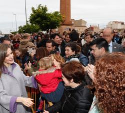 Su Majestad la Reina recibe el saludo de las personas que le esperaban al término del acto en la calle