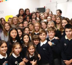 Doña Letizia con los alumnos al término de la visita