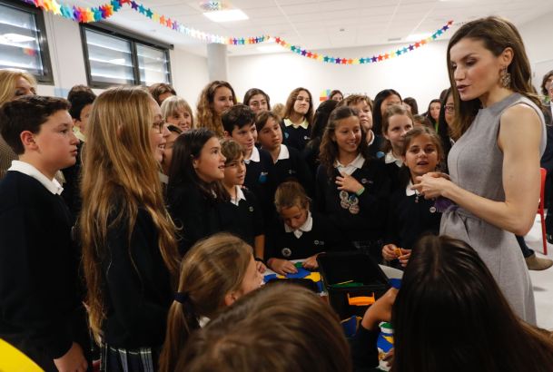 Doña Letizia durante la visita conversa con los alumnos