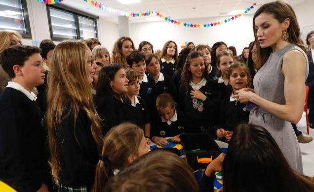 Doña Letizia durante la visita conversa con los alumnos