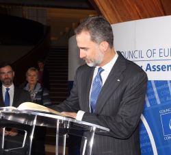Su Majestad el Rey firma en el Libro de Honor del presidente de la Asamblea Parlamentaria del Consejo de Europa