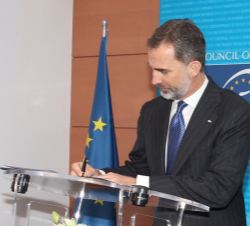 Su Majestad el Rey firma en el Libro de Honor del Consejo de Europa