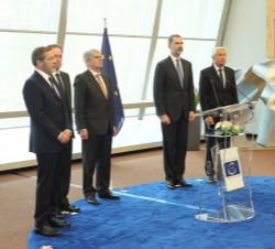 Su Majestad el Rey durante la ceremonia de entrega de un tríptico de fotografías del Camino de Santiago al Consejo de Europa