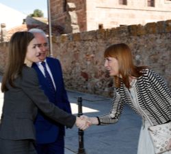Doña Letizia recbe el saludo de la presidenta del Parlamento de La Rioja, Ana Lourdes González