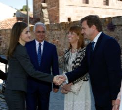 Doña Letizia recibe el saludo del delegado del Gobierno en la Comundad Autónoma de La Rioja, Alberto Bretón