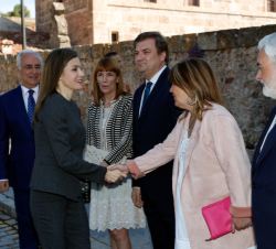Doña Letizia recibe el saludo de la alcaldesa de San Millán, Raquel Fernández