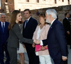 Su Majestad la Reina recibe el saludo del director de la Real Academia Española y presidente de la Fundación del Español Urgente, Darío Villanueva