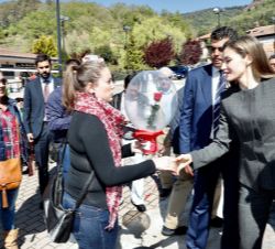 Doña Letizia saluda a los ciudadanos congregados en el exterior del Monasterio de Yuso