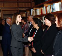 Su Majestad la Reina saluda a los participantes en el seminario