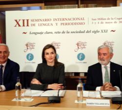Su Majestad la Reina, junto al presidente de La Rioja y de la Fundación San Millán de la Cogolla, José Ignacio Ceniceros, y el director de la RAE y pr