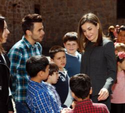 Su Majestad la Reina conversa con unos escolares en el exterior del Monasterio
