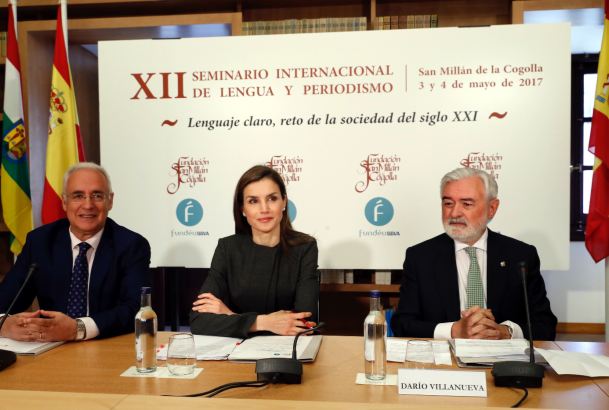 Su Majestad la Reina, junto al presidente de La Rioja y de la Fundación San Millán de la Cogolla, José Ignacio Ceniceros, y el director de la RAE y presidente de Fundéu BBVA, Darío Villanueva, durante la sesión inaugural del seminario