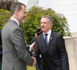 Don Felipe recibe el saludo el Lehendakari del Gobierno Vasco, Íñigo Urkullu, a su llegada al Auditorio del Parque Científico y Tecnológico de Gipuzko