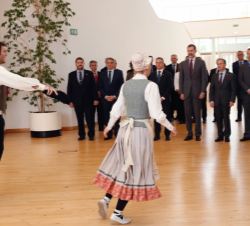 Su Majestad el Rey presencia el Aurresku de honor acompañado de las autoridades asistentes al acto