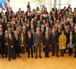 Fotografía de grupo de Su Majestad el Rey con los asistentes al acto