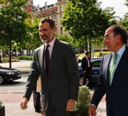 Don Felipe, acompañado por el presidente de Iberdrola, accede al interior de la Torre Iberdrola