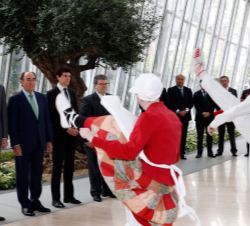 Su Majestad el Rey durante el Aurresku de honor