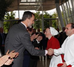 Don Felipe saluda a los dantzaris