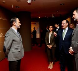Su Majestad el Rey al inicio de la visita a la exposición "La memoria recobrada. Huellas e la historia de los Estados Unidos"