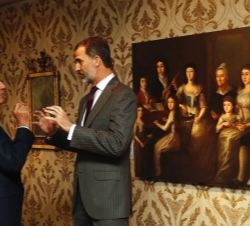Don Felipe conversa con el presidente de Iberdrola, Ignacio S. Galán durante la visita