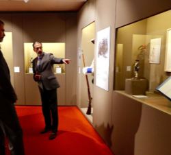 Don Felipe recibe explicaciones del comisario de la exposición, José Manuel Guerrero durante la visita