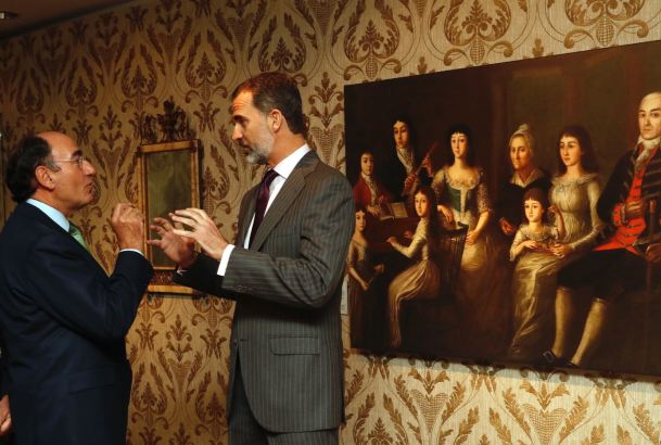 Don Felipe conversa con el presidente de Iberdrola, Ignacio S. Galán durante la visita
