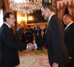 Su Majestad el Rey recibe el saludo del presidente del Gobierno, Mariano Rajoy