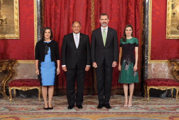 Sus Majestades los Reyes junto al Presidente de la República de Costa Rica, Guillermo Solís Rivera y su señora, Mercedes Peñas Domingo