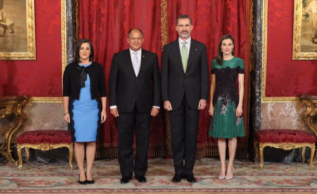 Sus Majestades los Reyes junto al Presidente de la República de Costa Rica, Guillermo Solís Rivera y su señora, Mercedes Peñas Domingo