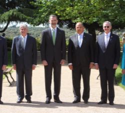 Su Majestad el Rey junto al Presidente de la República de Costa Rica, Sr. Luis Guillermo Solís Rivera y autoridades presentes en el encuentro