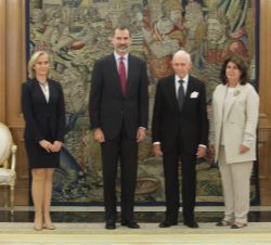Don Felipe, con el director general de la OIM, William L. Swing, la secretaria general de Inmigración y Emigración, Marina del Corral Téllez, y la jef