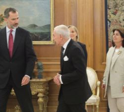 Su Majestad el Rey conversa con el director general de la Organización Internacional para las Migraciones, William Lacy Swing