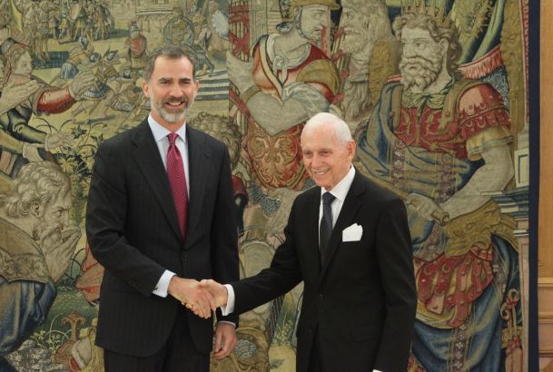 Su Majestad el Rey con el director general de la Organización Internacional para las Migraciones, el diplomático norteamericano William Lacy Swing