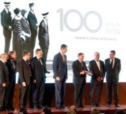 Su Majestad el Rey tras la entrega de la estatuilla conmemorativa del centenario de la Feria de Valencia a Francesc Ferrer, presidente de la Unión Gre