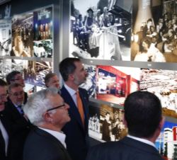 El Rey recorre El Rey recorre una exposición de fotografías de edicionesexposición de fotografías de anteriores visitas de Don Felipe a la Feria de Va