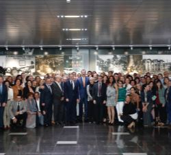 Fotografía de Fotografía de grupo de Su Majestad el Rey con trabajadores de la Feria de Valenciade Su Majestad el Rey con participantes en el centenar