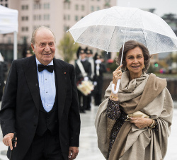 Sus Majestades los Reyes Don Juan Carlos y Doña Sofía a su llegada a la Ópera de Oslo