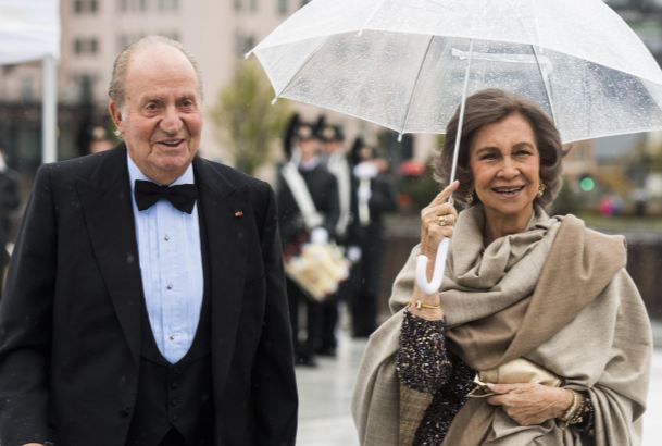 Sus Majestades los Reyes Don Juan Carlos y Doña Sofía a su llegada a la Ópera de Oslo