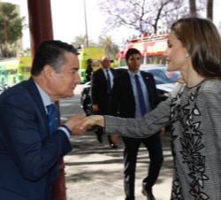 Su Majestad la Reina recibe el saludo del delegado del Gobierno en Andalucía, Antonio Sanz