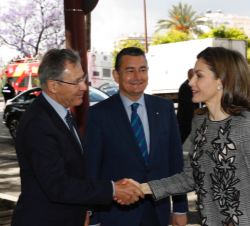 Doña Letizia recibe el saludo del presidente de Cruz Roja Española, Javier Senent